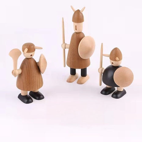 Wikinger-Holzfiguren-Set aus Massivholz mit Speeren und Schilden, aus mehreren Blickwinkeln