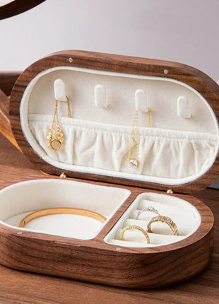 Ovale Schmuckbox aus Holz, geöffnet mit Samteinlage und Ringfach sowie Schmuckfach