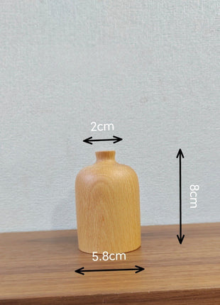 Kleine Holzvase aus Buche, glatte Oberfläche, bauchig mit kurzem Hals und Standfuß
