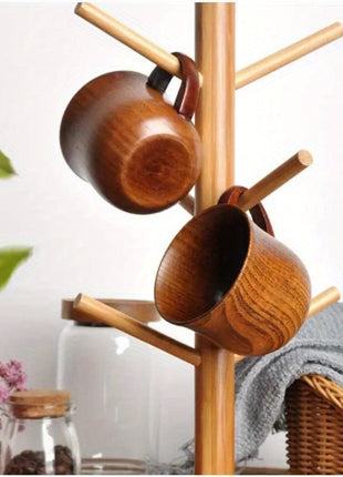 Holzbecher-Set mit Henkel aus braunem Naturholz, auf Holzständer, perspektivische Ansicht