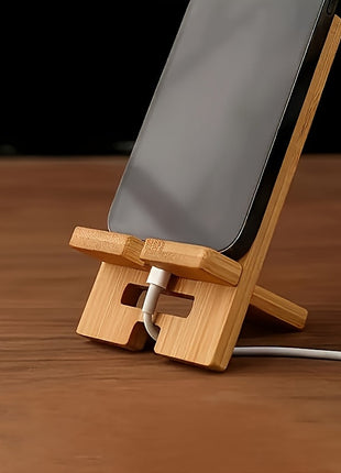 Nahansicht Bambus-Handyhalter mit Antirutschpads und Kabeldurchlass, Smartphone im Stand