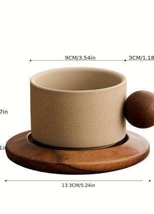 Keramik-Tasse mit Untertasse als Maßskizze, beiger Becher mit braunem Knopfgriff