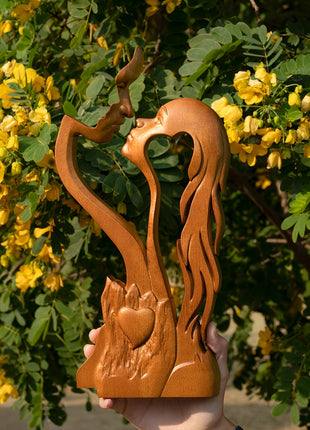 Liebespaar-Holzskulptur aus Holz: küssendes Paar mit Herz, goldbraunes Finish, auf Hand gehalten