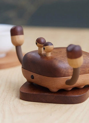 Krabbenförmiger Holz-Untersetzer mit Ständer und Deckel, seitliche Ansicht