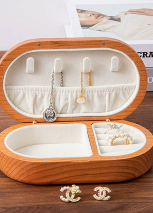 Ovale Schmuckbox aus Holz (Lignovancia) geöffnet: Samteinlage und Fächer für Kette und Ringe