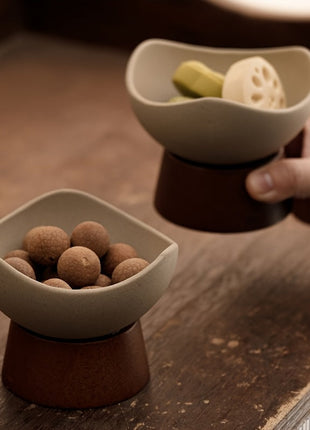 Keramik-Dessertschalen auf Standfuß, cremefarbenes Schälchen und braune Basis, gefüllt