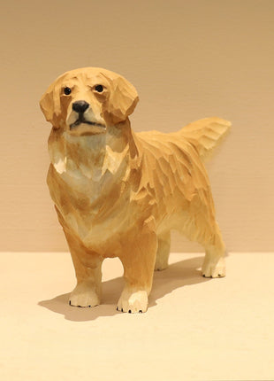 Handgeschnitzte Golden-Retriever-Holzfigur, frontal mit Schnauze und Fellaufrissen