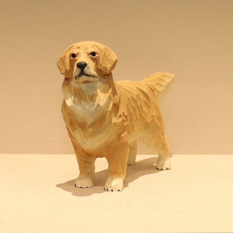 Handgeschnitzte Golden-Retriever-Holzfigur, frontal mit Schnauze und Fellaufrissen