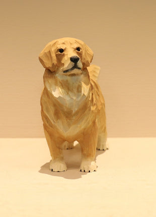 Handgeschnitzte Golden-Retriever-Holzfigur, leicht vorgeneigte Haltung, detaillierte Schnauze