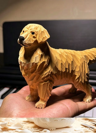 Handgeschnitzte Golden-Retriever-Holzfigur, von einer Hand gehalten, starkes Relief-Fell