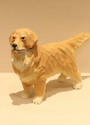 Handgeschnitzte Golden-Retriever-Holzfigur im Stand, geschnitztes Fell und Pfoten