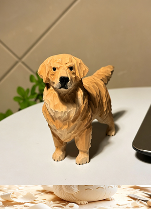 Handgeschnitzte Golden-Retriever-Holzfigur, auf runder Holzplatte, gut sichtbare Mimik